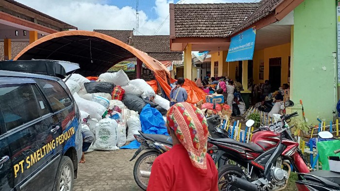 Korban erupsi Gunung Semeru mengaku lebih suka menerima bantuan berupa uang tunai, daripada sembako dan barang.