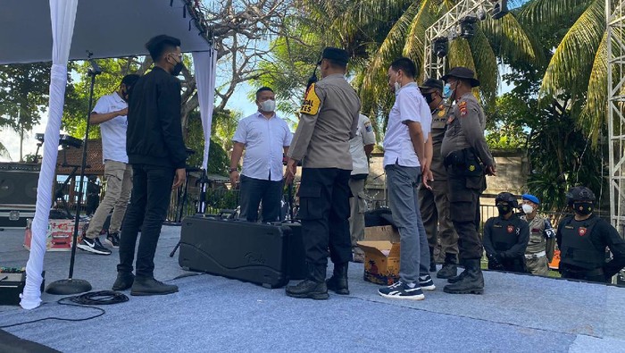 Polres Lombok Barat membubarkan konser musik yang akan menampilkan Riski Rahmahadian Pamungkas atau yang dikenal sebagai nama Pamungkas di kawasan wisata Senggigi. Konser dibubarkan karena Lombok Barat sedang berduka karena bencana banjir.