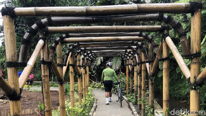 Para wisatawan menikmati hamparan sawah hijau di EduWisata, Mulyaharja, Kota Bogor. Anginnya yang sejuk enak buat leyeh-leyeh dan bikin males gerak (mager).