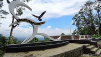 Tidak hanya diperuntukan bagi pengunjung yang ingin sekadar menikmati keasriannya, Gunung Tidar juga menawarkan sejumlah spot foto menarik untuk mereka yang ingin mengabadikan momen di lokasi ini. Selain dipenuhi dengan pohon-pohon rindang yang dapat menjadi latar untuk pengambilan gambar, Gunung Tidar juga dilengkapi dengan area menarik yang sayang untuk dilewatkan. Sebut saja Monumen Tanah Air Satu Bangsa dan Gardu Pandang Taman Elang Jawa. (Eko Susanto/detikcom)  