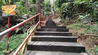 Untuk mencapai puncak Gunung Tidar, para pengunjung harus melewati ribuan anak tangga. 