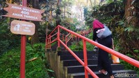 Meski begitu, papan petunjuk informasi bagi pengunjung mudah ditemui.