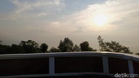 Dari gardu pandang ini para pengunjung bisa melihat matahari terbit jika cuaca sedang cerah, dan juga melihat keelokan Gunung Merbabu dan Merapi dari lokasi yang sama.