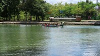 Di telaga ini, pengunjung bisa menikmati wahana air seperti perahu. 