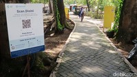 Saat pandemi sekarang ini, pengunjung diwajibkan mengikuti aturan protokol kesehatan selama di area telaga.