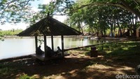 Sejumlah pengunjung bersantai di gazebo yang berada di pinggir Telaga Jonge.