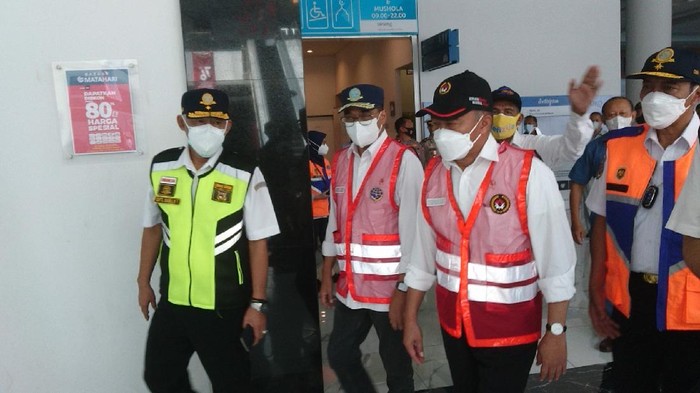 Menhub dan Menko PMK saat mengunjungi Pelabuhan Merak.