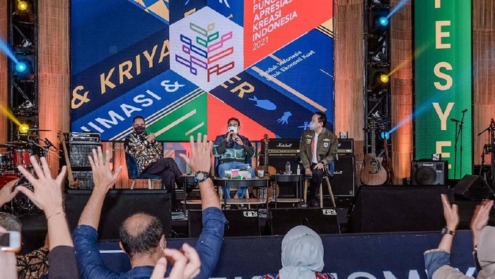 Menparekraf Sandiaga Bahas Tantangan Sektor Parekraf Bareng Arief Yahya dan Triawan Munaf