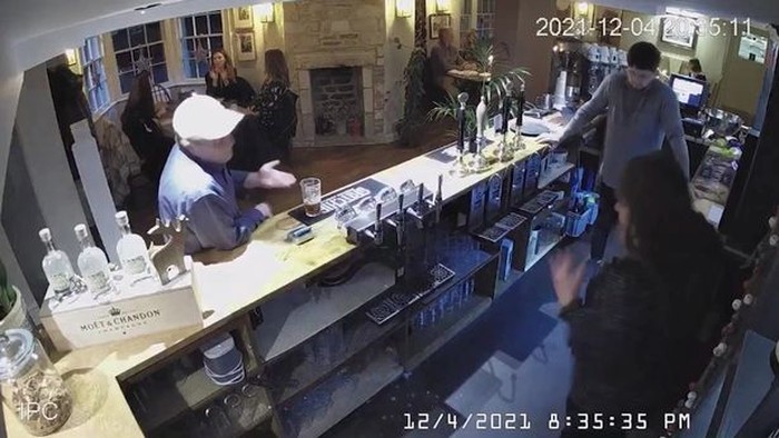 Merinding! CCTV Tangkap Momen Gelas Tiba-tiba Pecah di Pub Berhantu Merinding! CCTV Tangkap Momen Gelas Tiba-tiba Pecah di Pub Berhantu