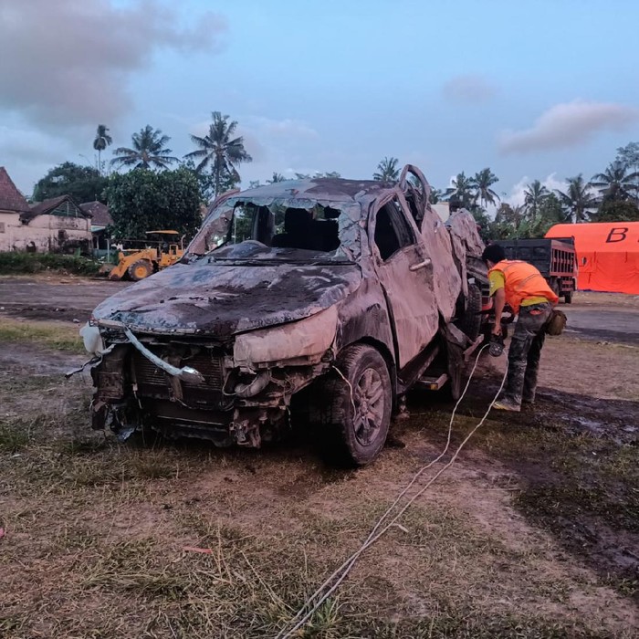 mobil uns solo berhasil dievakuasi setelah sempat diterjang banjir lahar dingin