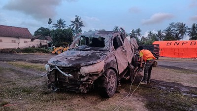 Penampakan Mobil Relawan UNS yang Hancur Diterjang Lahar Dingin Semeru
