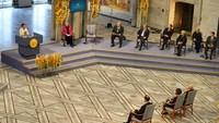 Maria Ressa berpidato saat seremoni pemberian Nobel Perdamaian di Balai Kota Oslo, Norwegia (10/12/2021) malam. (Stian Lysberg Solum/Pool via AP)