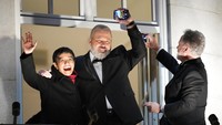 Maria Ressa (kiri) bersama Dmitry Muratov (tengah) menyapa dari balkon hotel di Oslo, Norwegia. Keduanya diganjar nobel perdamaian karena perjuangan menegakkan kebebasn berekpresi. (AP Photo/Alexander Zemlianichenko)