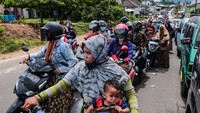 Mereka rela antre panjang demi untuk mendapatkan BBM.