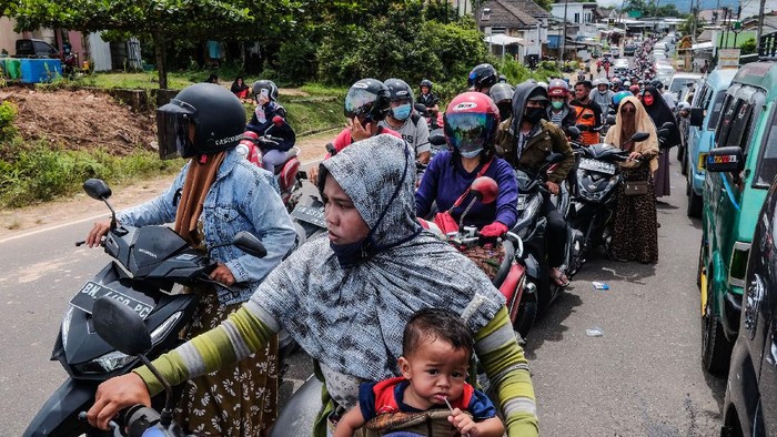 Panjangnya Antrean Pengisian BBM di SPBU Pangkalpinang Antrean kendaraan yang akan mengisi BBM terjadi di SPBU Kota Pangkalpinang. Antrean panjang itu diduga akibat kelangkaan BBM di wilayah tersebut.