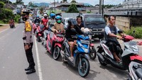 Bahkan antrean mengular panjang hingga jalan raya.