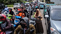 Antrean panjang itu diduga akibat kelangkaan BBM di wilayah tersebut.