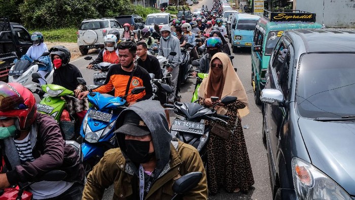 Antrean kendaraan yang akan mengisi BBM terjadi di SPBU Kota Pangkalpinang. Antrean panjang itu diduga akibat kelangkaan BBM di wilayah tersebut.