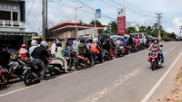 Para pengendara mengantre untuk mengisi bahan bakar minyak (BBM) di SPBU Kampak, Kota Pangkalpinang, Provinsi Kepulauan Bangka Belitung, Sabtu (11/12/2021).