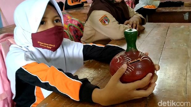 Para murid SDN Denasri Wetan 02, Kabupaten Batang menyumbangkan celengan hingga mainan untuk korban erupsi Gunung Semeru