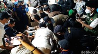 Setelah itu, jasad Oded dimakamkan pukul 22.50 WIB. 