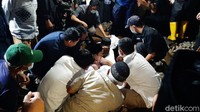 Isak tangis keluarga, kerabat dan warga mengiringi detik-detik pemakaman Oded.