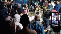 Oded dimakamkan tepat di samping makam orang tuanya. Sekadar diketahui, Mang Oded sempat berwasiat jika meninggal minta dimakamkan dekat orang tua.