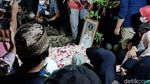 Isak Tangis Iringi Pemakaman Wali Kota Bandung Oded di Tasikmalaya