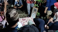 Wali Kota Bandung Oded M Danial meninggal dunia saat akan melaksanakan salat Jumat di Masjid Mujahidin, Kota Bandung, Jumat (10/12/2021). Pria kelahiran Tasikmalaya 15 November 1962 itu tutup usia karena sakit jantung. Oded meninggal pada usia 59 tahun.