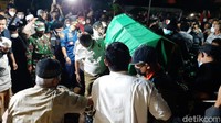  Jenazah Oded tiba di area makam yang berlokasi di kawasan Lengkongsari, Kota Tasikmalaya, Jumat (10/12/2021) pukul 22.35 WIB