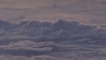 November 1953, salah satu misteri UFO terbesar terjadi. Radar Air Defense Command Ground Intercept Wisconsin, menemukan objek tak dikenal di atas Danau Michigan. Scorpion F-89C dikirim untuk mencarinya. Letnan Satu Felix Moncla Jr. jadi pilot dan Letnan Dua R. Wilson mengoperasikan radar. Wilson kemudian mengklaim bahwa di radar, pesawat bergabung dengan UFO, dan saat itulah keduanya menghilang. Tim pencarian dan tidak menemukan apapun termasuk puing. Foto: Twitter