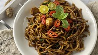 Rasanya yang gurih mantap membuat mie goreng mamak Malaysia punya banyak penggemar. Paling enak dinikmati hangat-hangat dengan kucuran air jeruk nipis dan lalap mentimun. Mie ini dibuat dari mie lidi kuning berbumbu kecap asin, saus tiram, dan kari bubuk. Resepnya bisa diintip di sini. Foto: iStock
