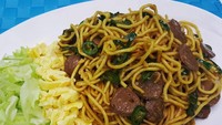 Cabe hijau punya aroma dan rasa khas yang nikmat. Kamu bisa mengkreasikan cabe ini dengan mie goreng. Kombinasikan juga dengan topping telur dadar dan bakso sapi. Mie hokkian jadi bahan utamanya ya! Ini dia resep mie goreng cabe hijau. Foto: detikfood
