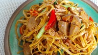 Penggemar pedas bisa puaskan selera dengan resep ini. Oseng mie rawit dibuat dengan mie telur sebagai bahan utamanya. Bumbu halusnya ada bawang putih, merica, dan garam. Tambahkan juga bakso sapi agar makin enak. Resepnya bisa kamu contek di sini. Foto: iStock