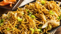 Saat datang ke kondangan, hidangan bakmi goreng ini selalu laris diantre. Sebenarnya menu ini gampang dibikin sendiri di rumah lho! Isinya ada daging ayam, udang kupas, sawi, dan kol. Begini cara membuat bakmi goreng kondangan. Foto: iStock