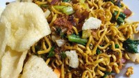 Bakmi Jawa punya banyak penggemar karena rasa gurih manisnya memuaskan selera. Untuk bakmi jawa versi goreng dinikmati dengan acar timun dan cabe rawit, plus kerupuk kanji. Bahan utamanya ada mie telur kering. Ini dia resepnya. Foto: iStock
