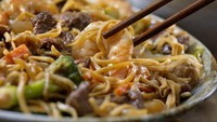 Sesekali bikin mie goreng yang spesial dan lengkap isiannya. Bakmi goreng ala Imlek ini dibuat dengan mie telur segar. Bumbu gurihnya nikmat karena paduan minyak wijen, bawang putih, saus tiram, sampai kecap asin dan manis. Isiannya juga super lengkap, intip resepnya di sini. Foto: iStock 