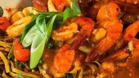 Pencinta seafood bisa bikin resep ini untuk memuaskan selera. Mie goreng seafood dengan paduan bumbu pedas yang nendang dijamin bikin nagih! Toppingnya ada kepiting, udang, dan cumi-cumi. Begini cara membuatnya. Foto: Masak Masak Trans TV 
