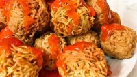 Kreasi mie goreng yang ini sedikit berbeda karena ditransformasikan lagi jadi cemilan gorengan yang enak. Bola-bola mie ini diberi isian keju, telur, sampai sambal matah. Sedapnya dijamin bikin kamu ketagihan. Ini resepnya. Foto: Masak Masak Trans TV 
