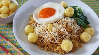 Kalau tak punya stok mie segar, kamu bisa bikin mie goreng dari mie instan. Kreasinya bisa dibikin istimewa seperti mie instan goreng keju ini. Pelengkapnya ada telur mata sapi dan keju cheddar parut. Resepnya ada di link ini. 