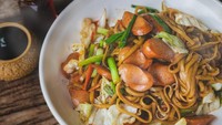 Dari Jepang ada racikan mie goreng khas yang rasanya gurih enak karena memakai shoyu sebagai bahan utama. Nutrisinya juga kian lengkap karena ditambah daging ayam, sosis sapi, kol, hingga wortel. Yuk, intip resep mie goreng jepang di sini. Foto: iStock