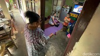 Walau paras wajahnya yang telah menua, mereka tetap setia memberikan senyuman dan pelayanan terbaik kepada pembelinya. Dari wajahnya juga tersirat ketekunan dan keikhlasan profesi yang telah dijalaninya puluhan tahun untuk membantu sesama.