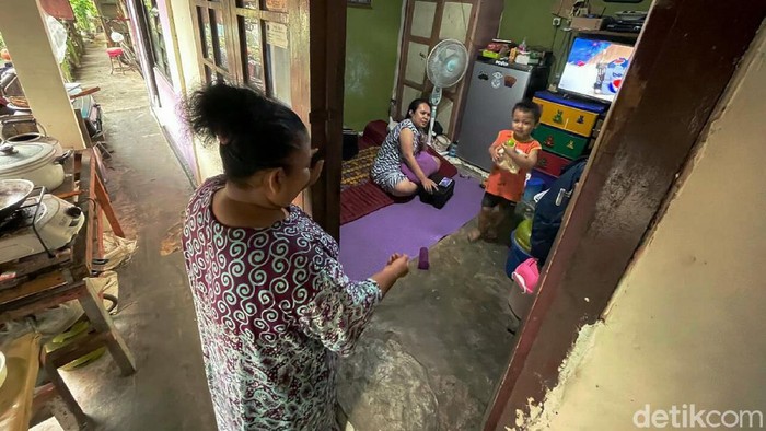 Penjual Jamu Jakarta, Menggendong Asa di Ibu Kota βJamuuu, Jamuuu, Jamuuuβ¦β Pekikan suara itu terdengar di lorong jalanan sempit Ibu Kota. Para pelanggan setianya pun langsung menghampiri dan menyambutnya.
Produksi jamu tradisional yang biasa dijajakinya itu mengalami peningkatan hampir lima kali lipat dari biasanya selama pandemi Covid-19. Seperti yang terungkap dari salah satunya penjual Jamu Gendong di Kelurahan Gunung, Kebayoran Baru, Jakarta Selatan.
