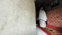 Biasanya jamu-jamu itu diproduksi sendiri sejak pukul 05.00-07.30 WIB dengan cara menumbuk bahan-bahan dasar jamu. Selanjutnya, mereka berkeliling dengan menggendong botol-botol jamu di kawasan Kebayoran Baru mulai pukul 10.00-17.00 WIB.