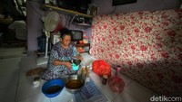 Produksi jamu tradisional yang biasa dijajakinya itu mengalami peningkatan hampir lima kali lipat dari biasanya selama pandemi Covid-19. Seperti yang terungkap dari salah satunya penjual Jamu Gendong di Kelurahan Gunung, Kebayoran Baru, Jakarta Selatan.