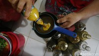 Hingga puluhan tahun mereka masih tetap ada dan bertahan melestarikan jamu tradisional. Beragam jenis jamu tersedia dengan khasiat macam-macam yang ditawarkan. Mulai dari beras kencur untuk obat batuk, temulawak untuk daya tahan tubuh, kunyit asam, dan kunyit sirih.