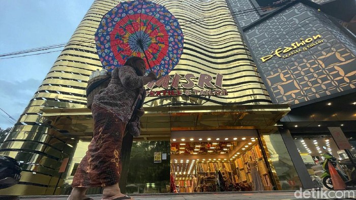 ‘Jamuuu, Jamuuu, Jamuuu…’ Pekikan suara itu terdengar di lorong jalanan sempit Ibu Kota. Para pelanggan setianya pun langsung menghampiri dan menyambutnya.


Produksi jamu tradisional yang biasa dijajakinya itu mengalami peningkatan hampir lima kali lipat dari biasanya selama pandemi Covid-19. Seperti yang terungkap dari salah satunya penjual Jamu Gendong di Kelurahan Gunung, Kebayoran Baru, Jakarta Selatan.