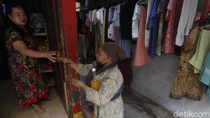 ‘Jamuuu, Jamuuu, Jamuuu…’ Pekikan suara itu terdengar di lorong jalanan sempit Ibu Kota. Para pelanggan setianya pun langsung menghampiri dan menyambutnya.


Produksi jamu tradisional yang biasa dijajakinya itu mengalami peningkatan hampir lima kali lipat dari biasanya selama pandemi Covid-19. Seperti yang terungkap dari salah satunya penjual Jamu Gendong di Kelurahan Gunung, Kebayoran Baru, Jakarta Selatan.