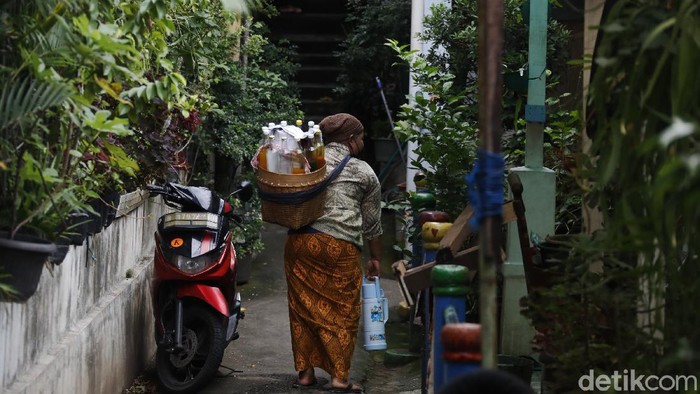 ‘Jamuuu, Jamuuu, Jamuuu…’ Pekikan suara itu terdengar di lorong jalanan sempit Ibu Kota. Para pelanggan setianya pun langsung menghampiri dan menyambutnya.


Produksi jamu tradisional yang biasa dijajakinya itu mengalami peningkatan hampir lima kali lipat dari biasanya selama pandemi Covid-19. Seperti yang terungkap dari salah satunya penjual Jamu Gendong di Kelurahan Gunung, Kebayoran Baru, Jakarta Selatan.