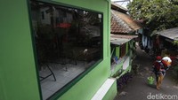 Biasanya mereka memasarkan dagangannya berkeliling ke seluruh pelosok Ibu Kota. Penjual jamu gendong kebanyakan dari kaum hawa. Hal ini dikarenakan sejak dulu tenaga laki-laki lebih diperlukan dalam bidang pertanian.